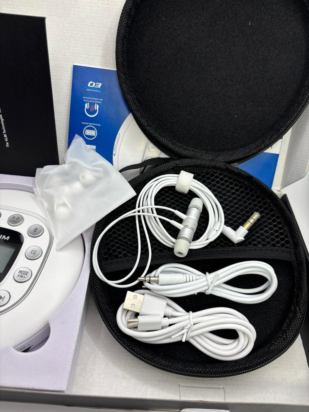 KLIM Journey hordozható CD-lejátszó – Fehér (Bluetooth, Akkumulátor, Tok, Fülhallgató)